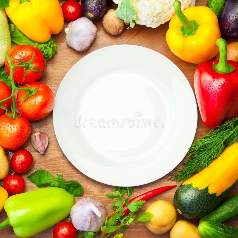 Fresh Organic Vegetables Around White Plate stock photography Fresh Organic Vegetables Around White Plate stock photography
