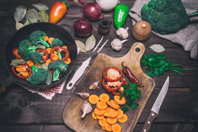 Fresh pieces of carrots, broccoli and red pepper