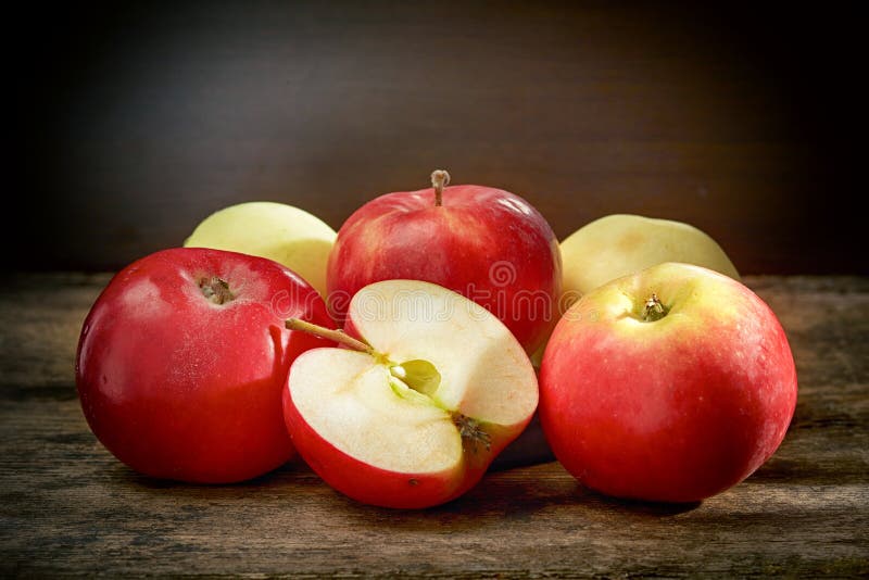 Čerstvé červené jablká na starý drevený stôl.
