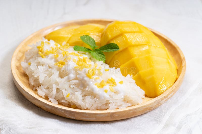 Mango and sticky rice, traditional Thai dessert