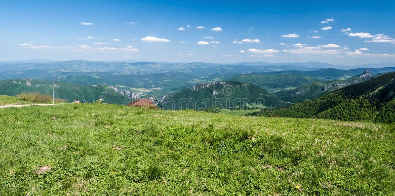 Svieža jarná horská lúka s kopcami v pozadí v Malej Fatre na Slovensku