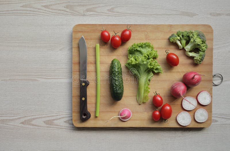 https://thumbs.dreamstime.com/b/fresh-vegetables-cutting-board-light-wooden-table-tomatoes-cucumber-lettuce-broccoli-radish-knife-fresh-vegetables-192856777.jpg