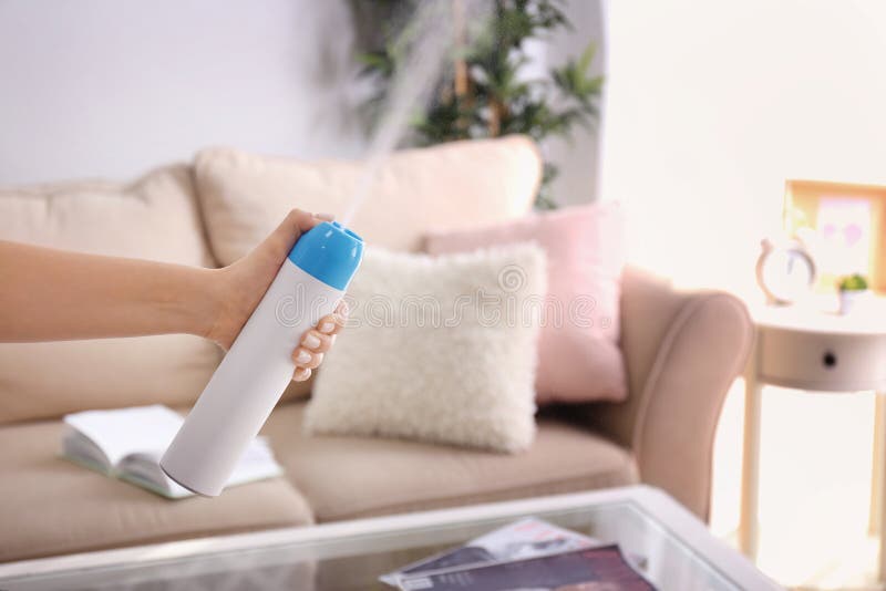 Freshener воздуха женщины распыляя дома стоковые изображения rf Freshener воздуха женщины распыляя дома стоковые изображения rf