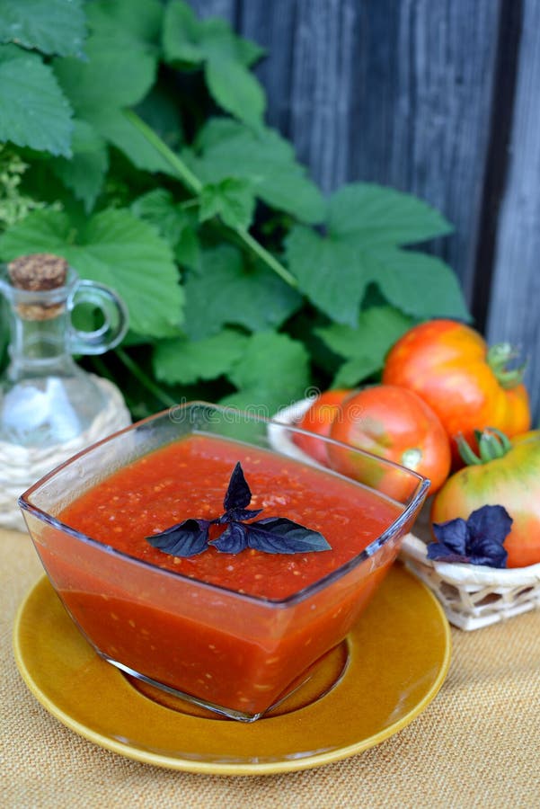 Freshly brewed tomato sauce and raw tomatoes.