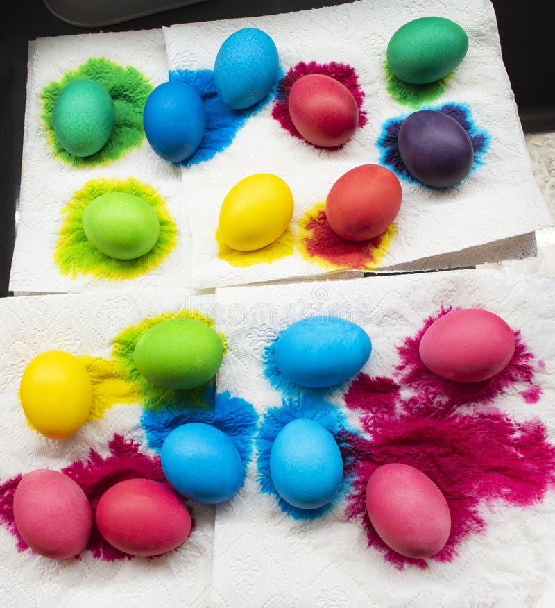 Как покрасить яйца фломастерами и салфеткой. Крашеные яйца в салфетках. Красим яйца салфетками и красителями. Окрашивание яиц в салфетке красками. Окрашивание яиц через салфетку.
