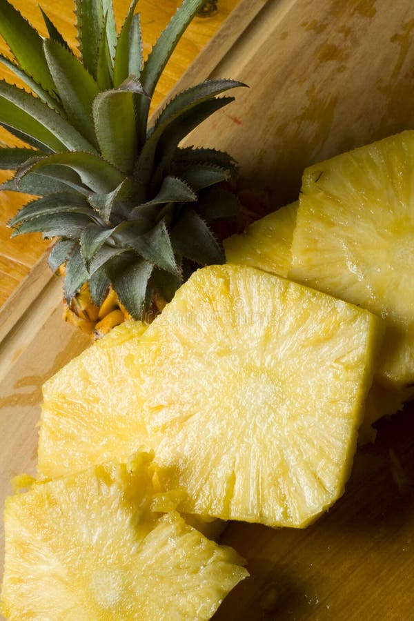 Freshly cut pinapple pieces