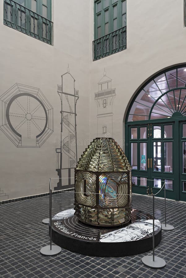 Fresnellinsen im Eingangsbereich †‹â€ ‹das Panamakanalmuseum in Panama-Stadt stockfoto Fresnellinsen im Eingangsbereich †‹â€ ‹das Panamakanalmuseum in Panama-Stadt stockfoto