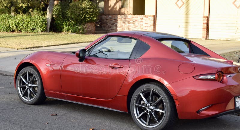 Fresno verenigde staten dec 26 2020 : foto van een geparkeerde mx5 mazda glimmende rode auto