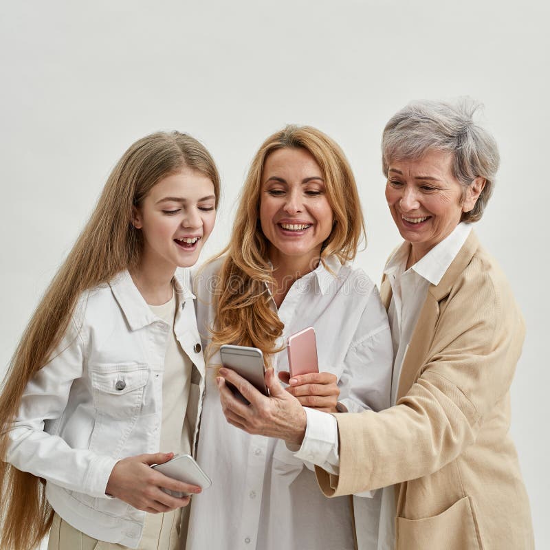 Freudige Weibchen mit Smartphones stockbild