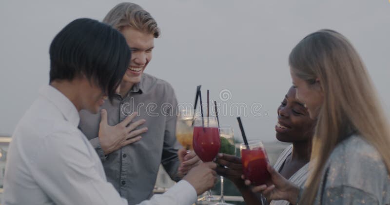 Freuen Sie sich auf Cocktails auf der Dachterrasse mit Cocktails und Cocktails