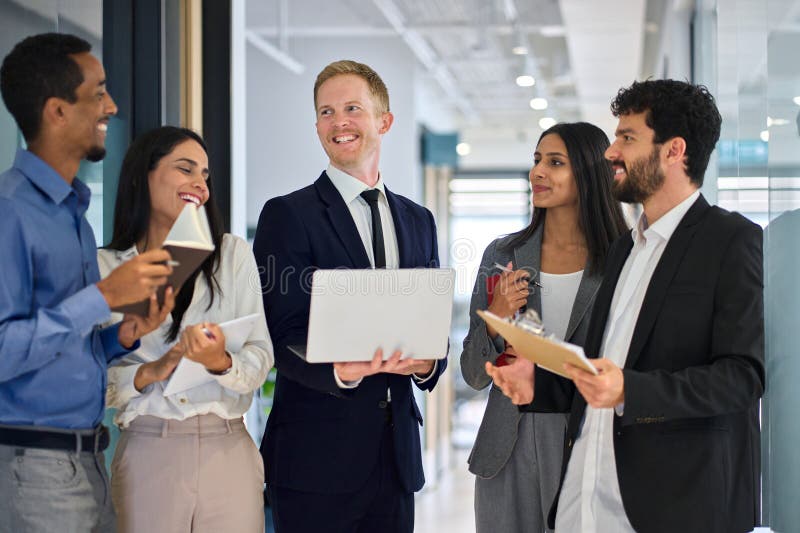 Freuen Sie sich auf ein professionelles Team, das im Büro spricht. stockfotos