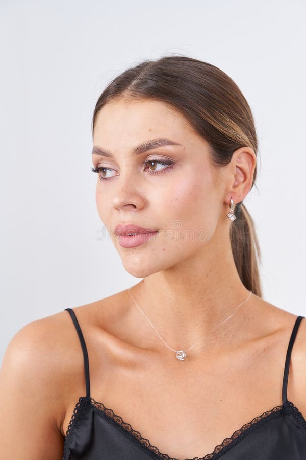 Freuen Sie sich auf elegante Schmuckstücke mit stilvollem schwarzem Outfit im Innenbereich lizenzfreies stockfoto