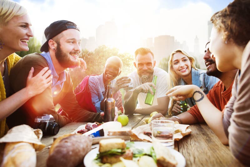 Freund feiern Partei-Picknick-froher Lebensstil-trinkendes Konzept