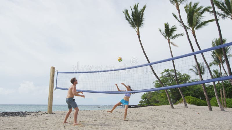 Freunde, die aktive Lebensweise des Strandvolleyball spielen