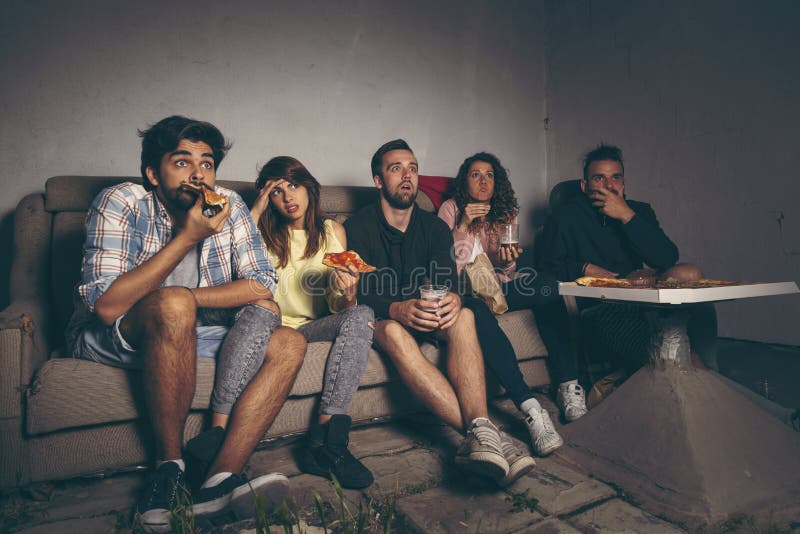 Freunde, die einen Film aufpassen lizenzfreie stockfotos Freunde, die einen Film aufpassen lizenzfreie stockfotos