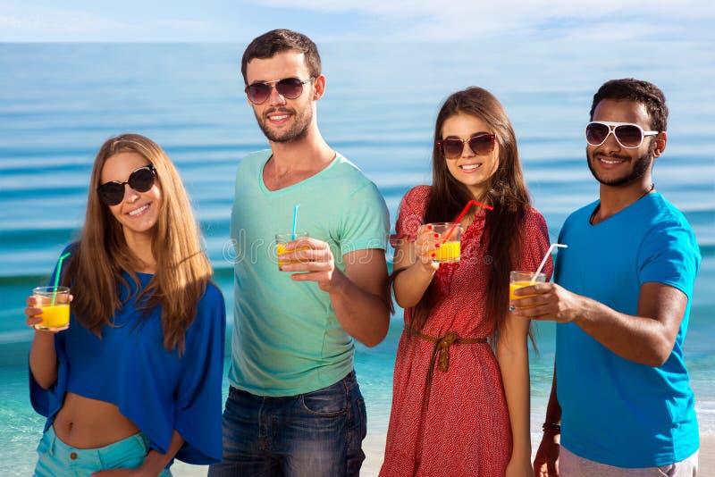 Freunde, die im Badeort sich entspannen lizenzfreies stockbild Freunde, die im Badeort sich entspannen lizenzfreies stockbild