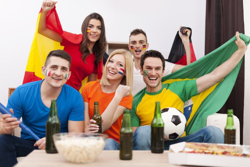 Freunde, die im Fernsehen Fußballspiel aufpassen stockbild Freunde, die im Fernsehen Fußballspiel aufpassen stockbild