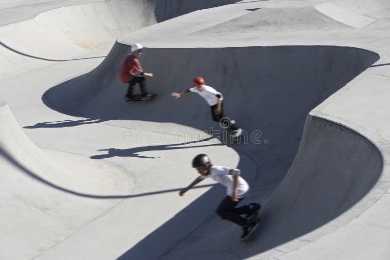 Freunde, die in Park Skateboard fahren