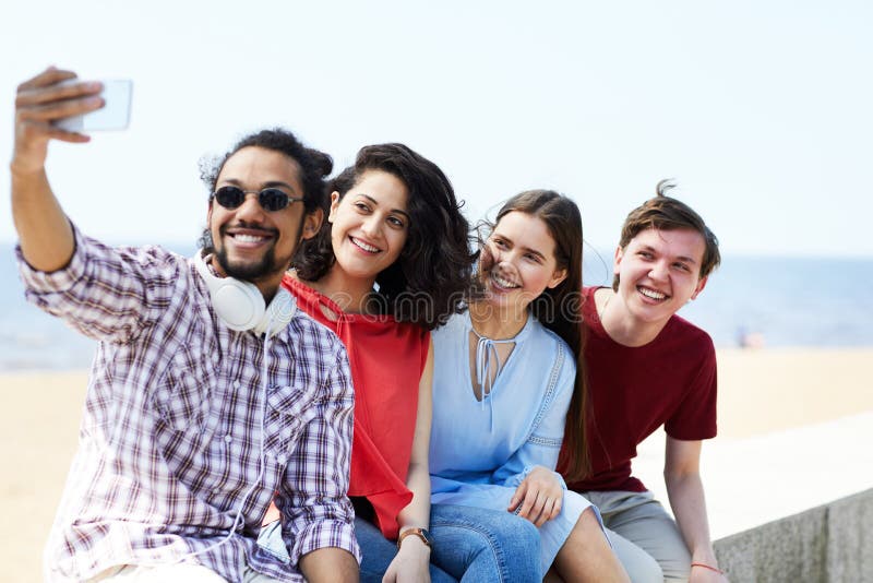 Freunde, die selfie am Strand nehmen stockfotos Freunde, die selfie am Strand nehmen stockfotos