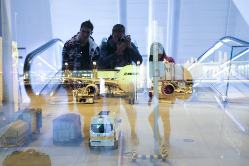 Freunde im Flughafen waitig für Abfahrt lizenzfreies stockfoto Freunde im Flughafen waitig für Abfahrt lizenzfreies stockfoto