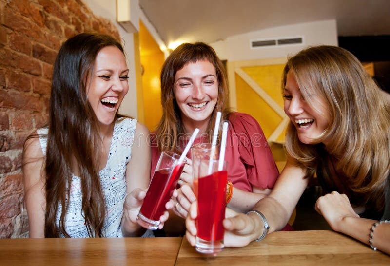 Freunde im Kaffee lizenzfreie stockfotos Freunde im Kaffee lizenzfreie stockfotos