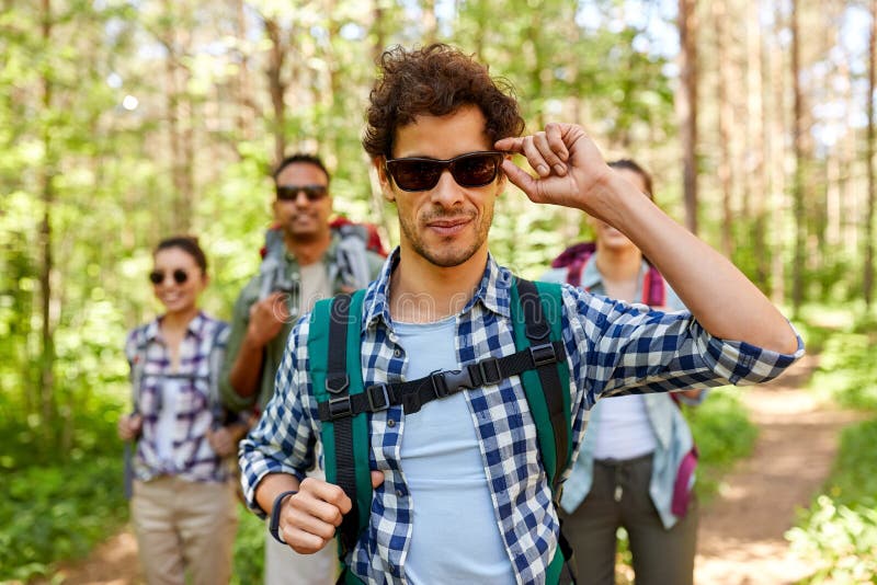 Freunde mit Rucksäcken auf Wanderung im Wald stockfotografie Freunde mit Rucksäcken auf Wanderung im Wald stockfotografie