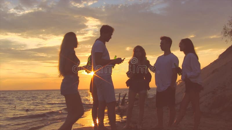 Freunde nähern sich Meer bei Sonnenuntergang