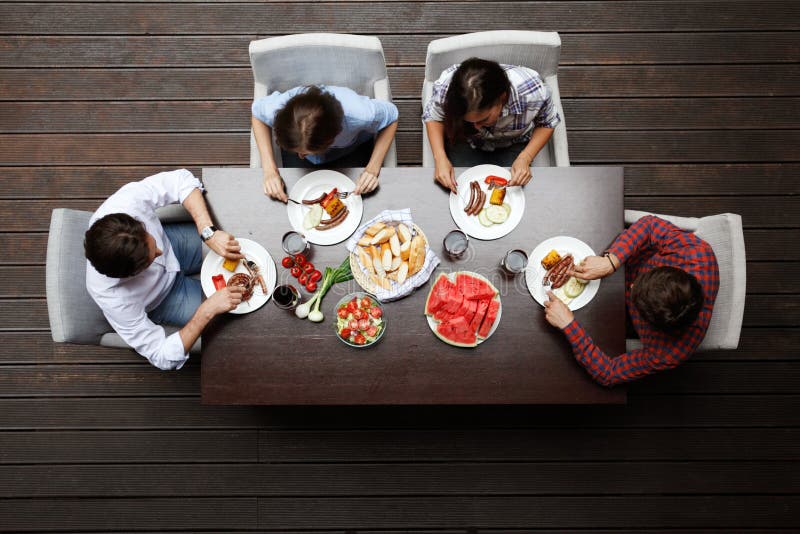 Freunde zum Abendessen stockfoto. Bild von freizeit 168455656
