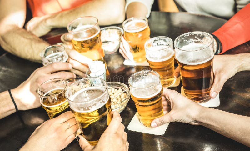 Freunde übergibt trinkendes Bier am Brauereikneipenrestaurant - Friendsh