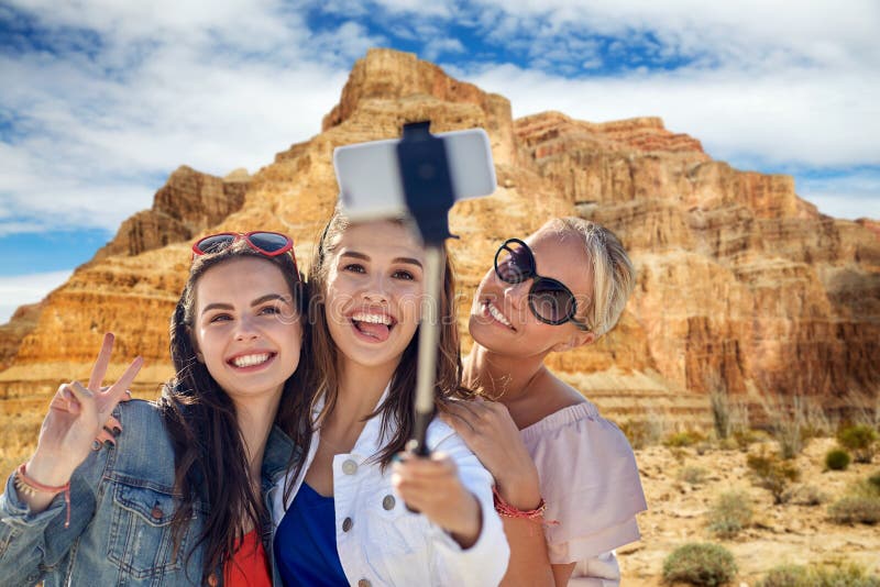 Freundinnen, die selfie über Grand Canyon nehmen lizenzfreie stockfotos Freundinnen, die selfie über Grand Canyon nehmen lizenzfreie stockfotos