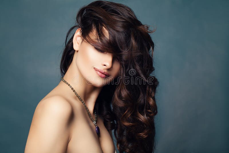 Freundliche Brunettefrau Vollkommenes Mädchen lizenzfreie stockbilder