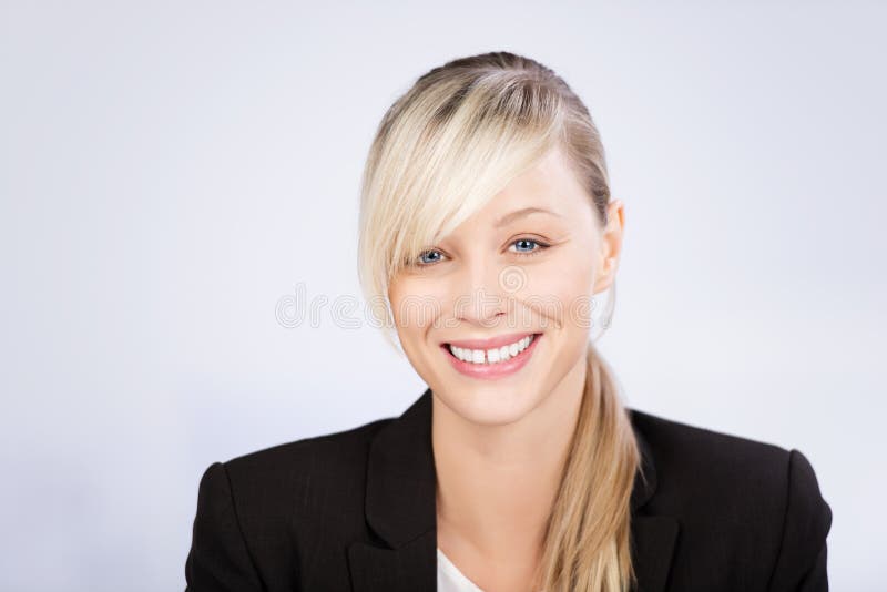 Schöner Geschäftsfrau-Smiling Against White-Hintergrund Stockbild ...