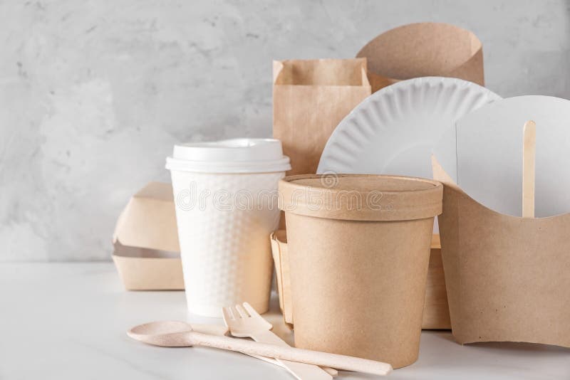 Freundliche Wegwerfteller Eco gemacht vom Bambusholz und vom Papier auf wei? em Marmorhintergrund Wiederverwertung des Konzeptes lizenzfreies stockbild