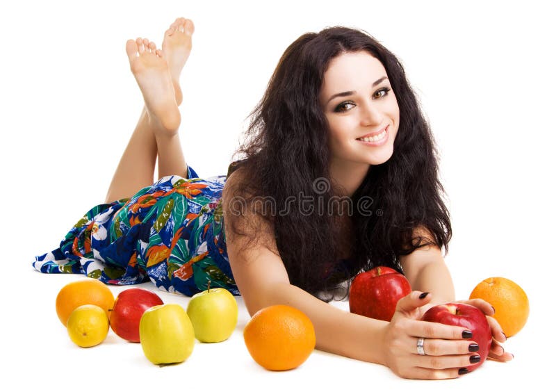 Freundlicher Brunette mit frischen Früchten lizenzfreies stockfoto