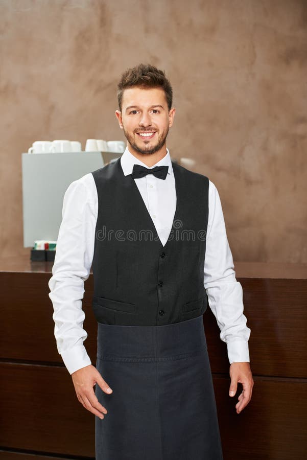 Freundlicher Kellner in Der Uniform in Einem Restaurant Stockbild