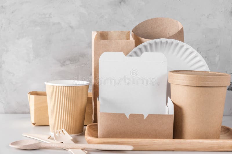 Eco freundliches Einweggeschirr. Papierschalenteller Schnellimbissbehälter- und hölzernes Bambustischbesteck lizenzfreies stockbild
