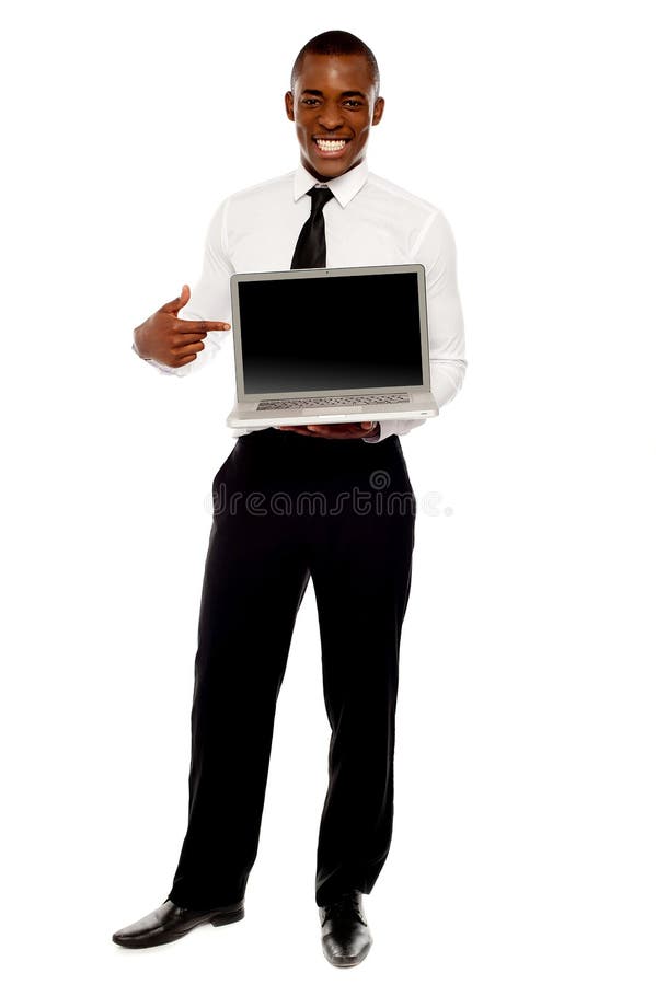 Freundliches männliches Leitprogramm, das auf geöffneten Laptop zeigt stockbild Freundliches männliches Leitprogramm, das auf geöffneten Laptop zeigt stockbild