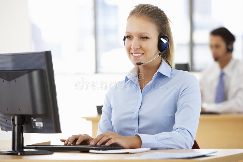 Freundliches Service-Vertreter Talking To Customer im Call-Center stockbild Freundliches Service-Vertreter Talking To Customer im Call-Center stockbild