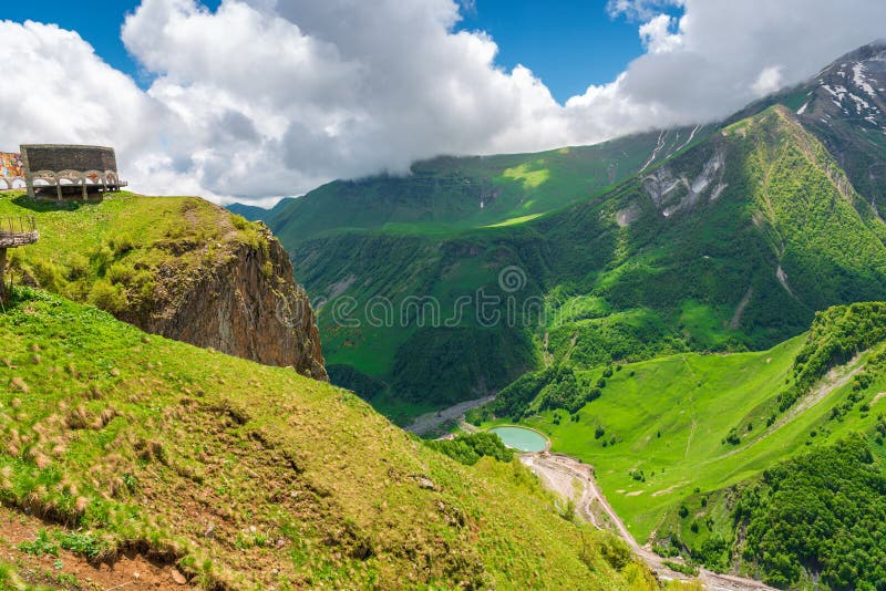 Freundschaftsbogen - Aussichtsplattform auf einem Canyon auf dem georgischen Militärweg lizenzfreie stockfotos Freundschaftsbogen - Aussichtsplattform auf einem Canyon auf dem georgischen Militärweg lizenzfreie stockfotos
