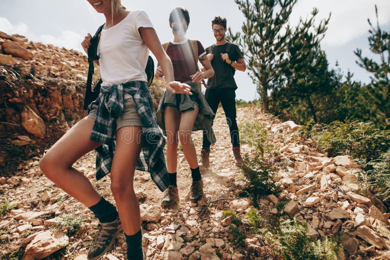 Freundtrekking hinunter einen Hügel an einem Feiertag stockfotos Freundtrekking hinunter einen Hügel an einem Feiertag stockfotos