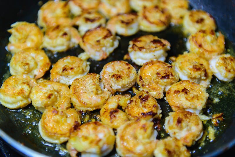 Freír camarones con aceite en una cacerola mariscos que cocinan cerca para arriba fotos de archivo libres de regalías Freír camarones con aceite en una cacerola mariscos que cocinan cerca para arriba fotos de archivo libres de regalías