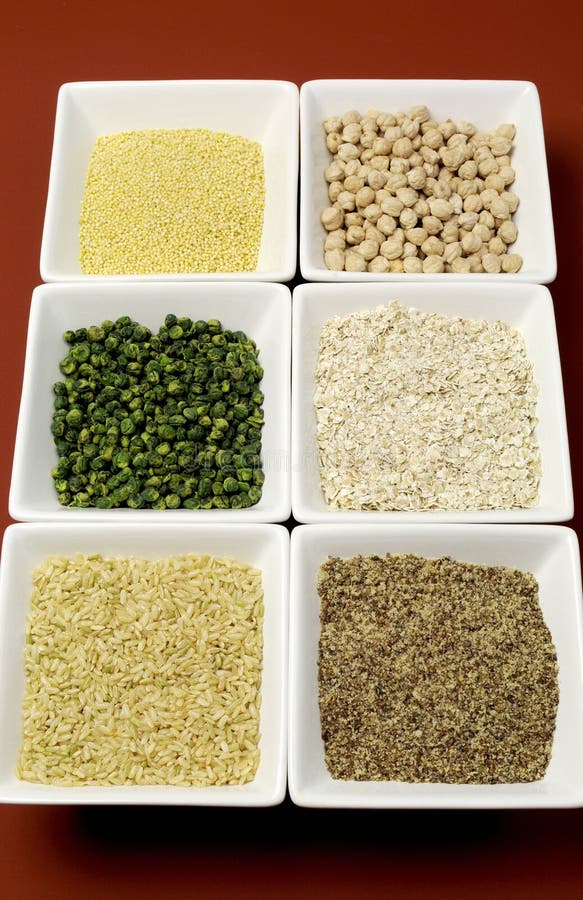 Fri kornmat för Gluten - råris, millet, LSA, boveteflingor och chickpeas och gräsplanärtalegumes - lodlinje royaltyfri bild Fri kornmat för Gluten - råris, millet, LSA, boveteflingor och chickpeas och gräsplanärtalegumes - lodlinje royaltyfri bild