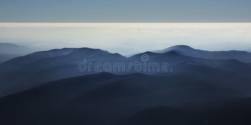 Fridsam blå naturbakgrund med dimmiga Bucegi berg i Carpathians, Rumänien royaltyfria foton Fridsam blå naturbakgrund med dimmiga Bucegi berg i Carpathians, Rumänien royaltyfria foton