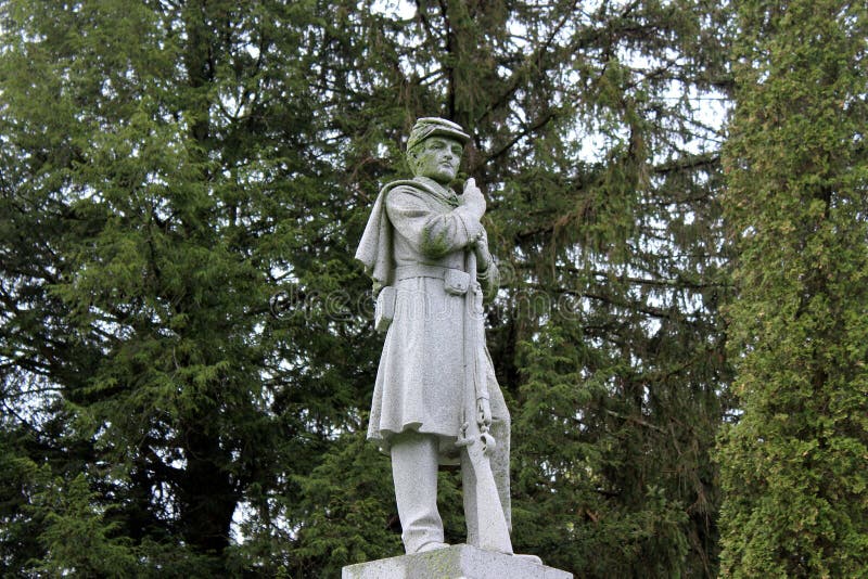 Fridsam plats av stora träd som omger den gamla red ut gravstenen av soldaten, den Saratoga monumentet och Victory Woods Cemetery arkivbild Fridsam plats av stora träd som omger den gamla red ut gravstenen av soldaten, den Saratoga monumentet och Victory Woods Cemetery arkivbild