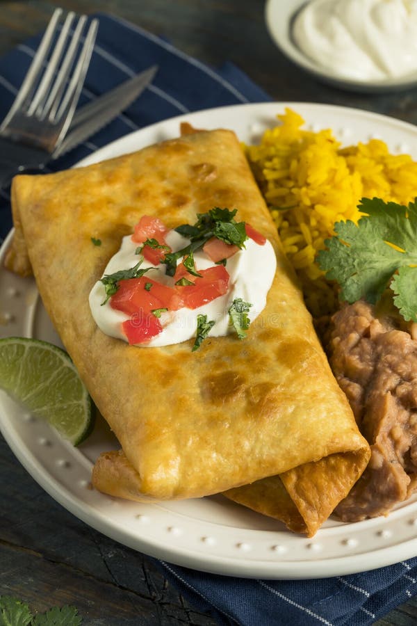 Chimichanga Cobriu No Creme De Leite, No Queijo, Na Alface E Nos