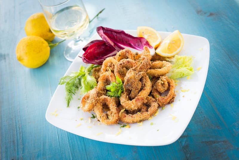 Fried Calamari-Teller, Mittelmeerlebensmittel lizenzfreie stockfotografie