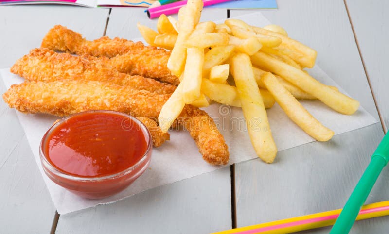 Fried Chicken Nuggets en Frieten royalty-vrije stock fotografie