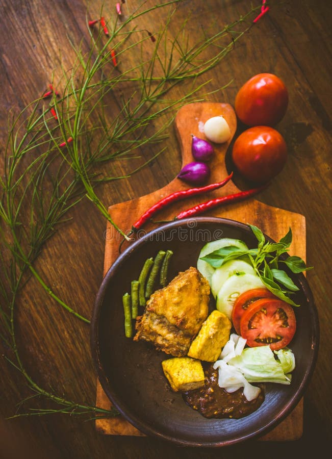 Fried chicken served with shrimp paste sauce royalty free stock images Fried chicken served with shrimp paste sauce royalty free stock images