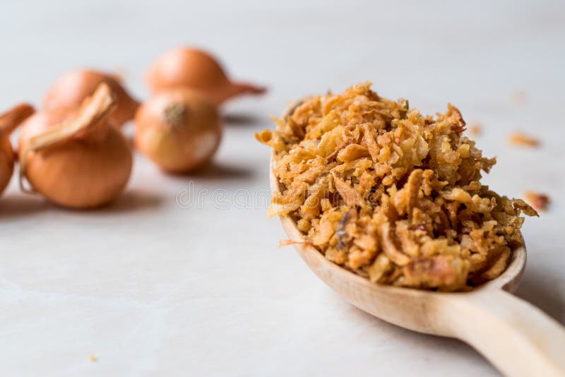 Fried Crispy Onion Flakes Com Colher De Madeira Foto de Stock Imagem de insalubre, fritado