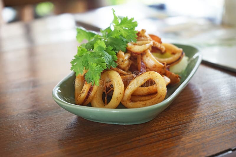 Fried Dried Squid Med Koriander Arkivfoto Bild av keramiskt, snitt